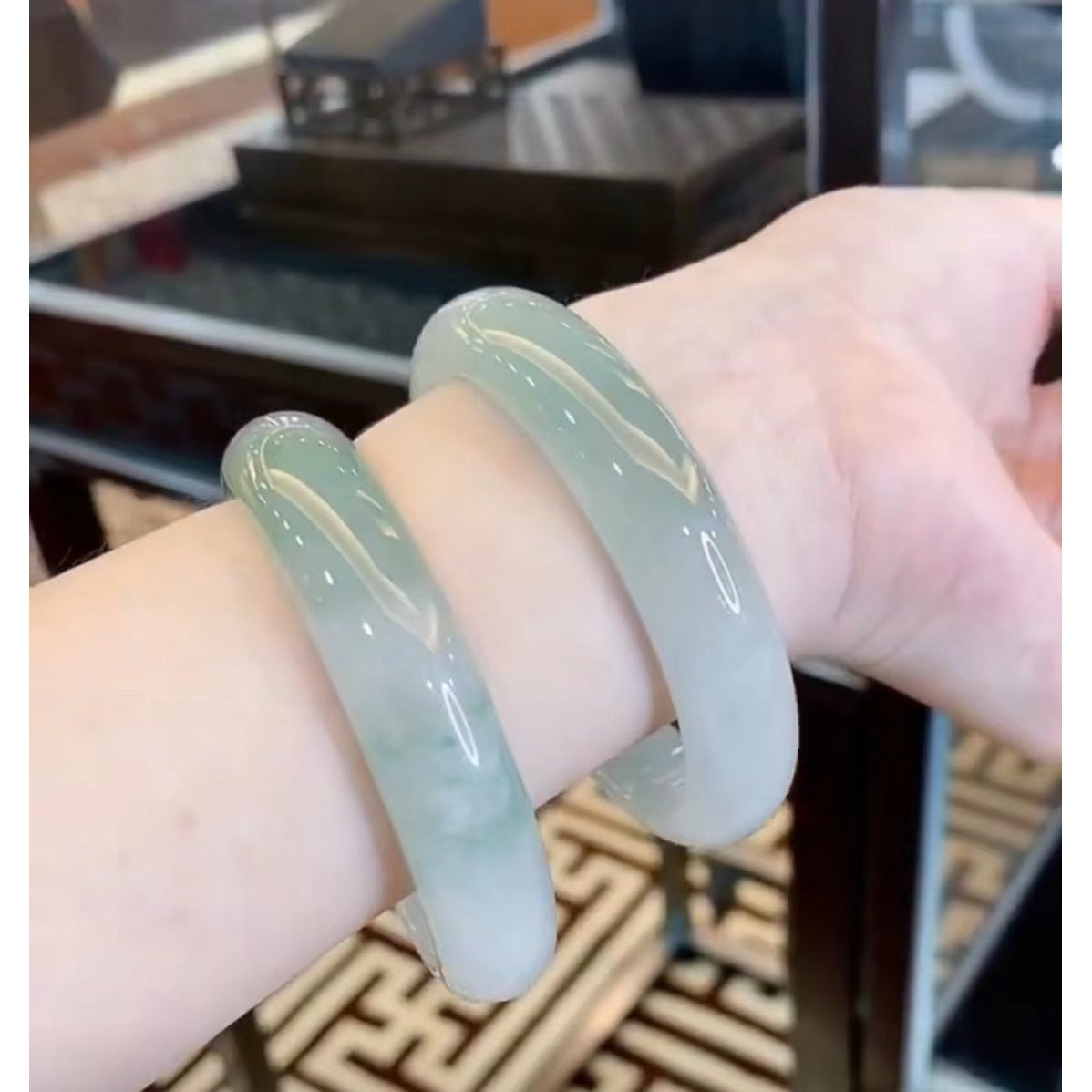 Jade Bracelet Myanmar old pit jadeite bracelet ice glutinous seed flowers green white ice white moonlight jadeite is in the circle of noble concubine Qingshui girl